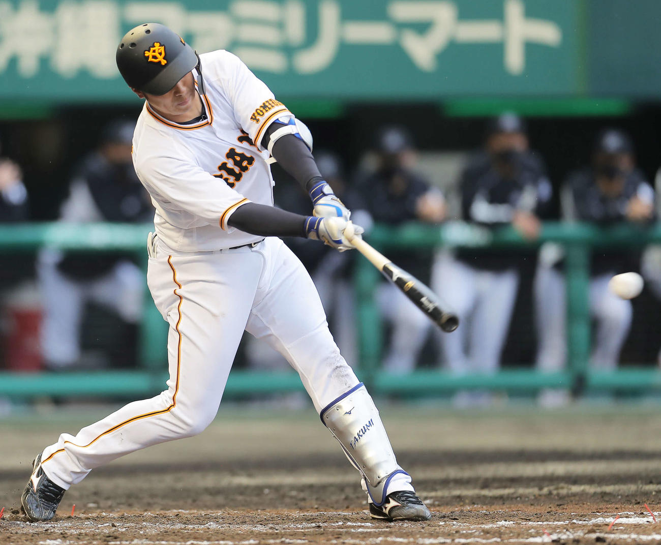 巨人対ロッテ　8回裏巨人1死、左前打を放つ巨人北村（撮影・河田真司）
