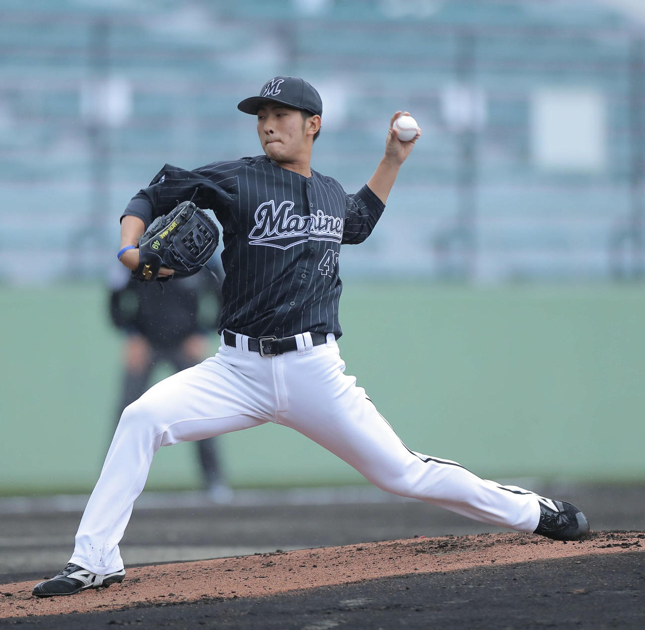 巨人対ロッテ　先発登板するロッテ本前（撮影・河田真司）
