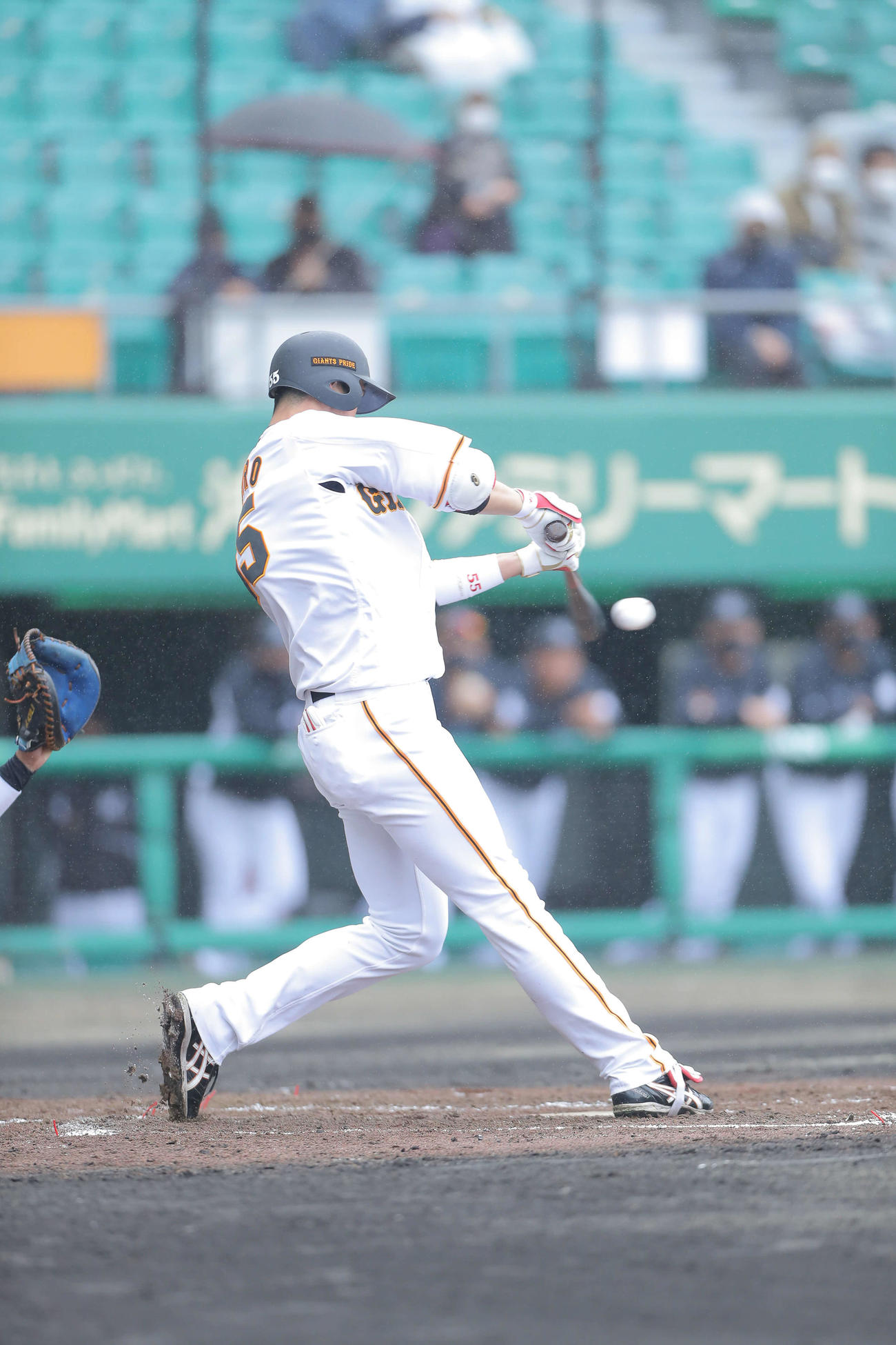 巨人対ロッテ　2回裏巨人2死、中前打を放つ秋広（撮影・河田真司）