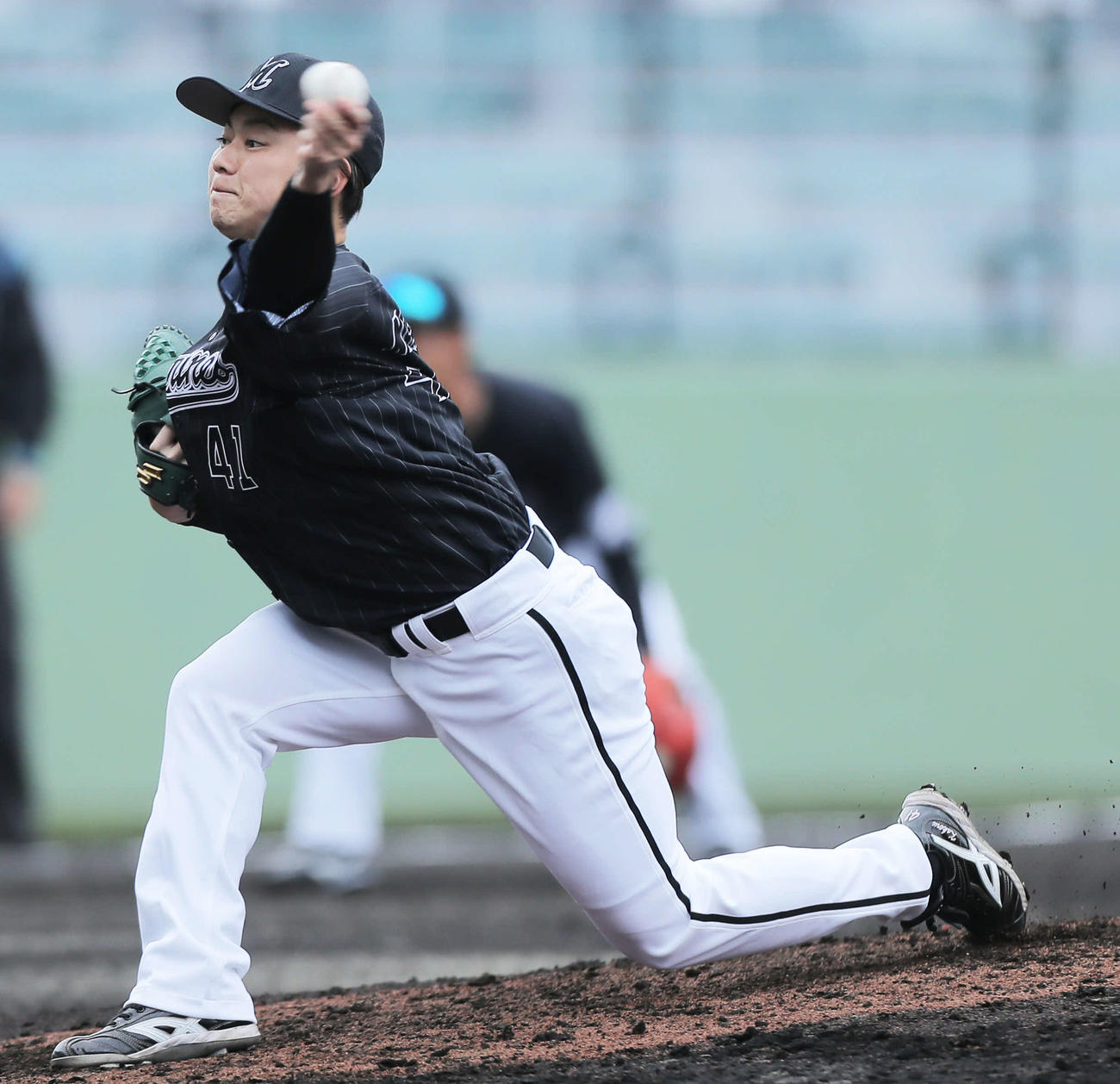巨人対ロッテ　5回裏、ロッテ4番手で登板する成田（撮影・河田真司）