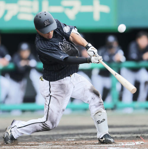 巨人対ロッテ　6回表ロッテ2死一塁、左中間に適時二塁打を放つ池田（撮影・河田真司）