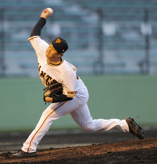 巨人対ロッテ　8回表、巨人6番手で登板する堀岡（撮影・河田真司）