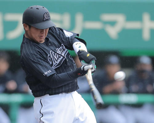 巨人対ロッテ　2回表ロッテ1死一塁、右前打を放つロッテ松川（撮影・河田真司）