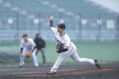 巨人対ロッテ　3回表、巨人2番手で登板する山崎伊（撮影・河田真司）