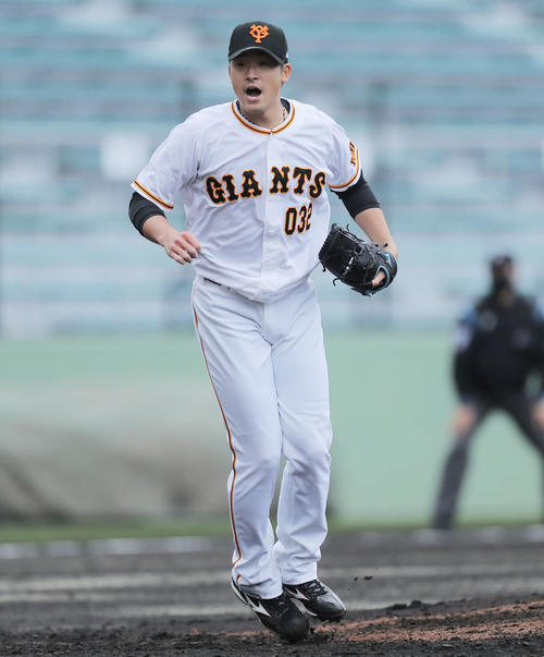巨人対ロッテ　5回表を抑える巨人堀田（撮影・河田真司）