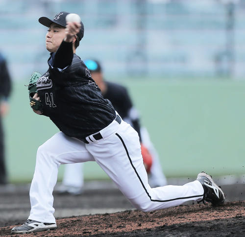 巨人対ロッテ　5回裏、ロッテ4番手で登板する成田（撮影・河田真司）