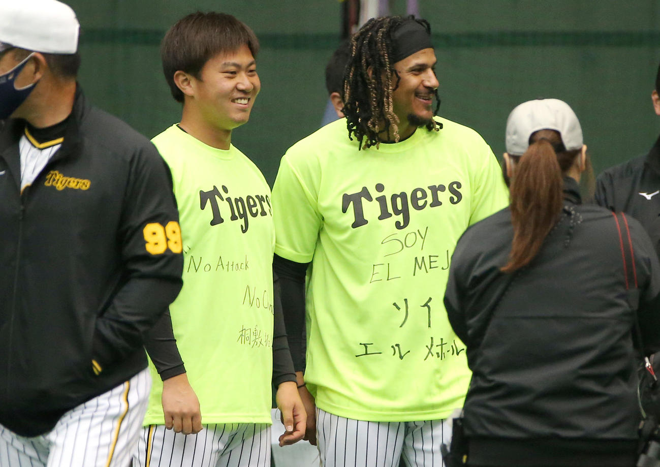 1日キャプテンの桐敷（左）とマルテ（撮影・上山淳一）