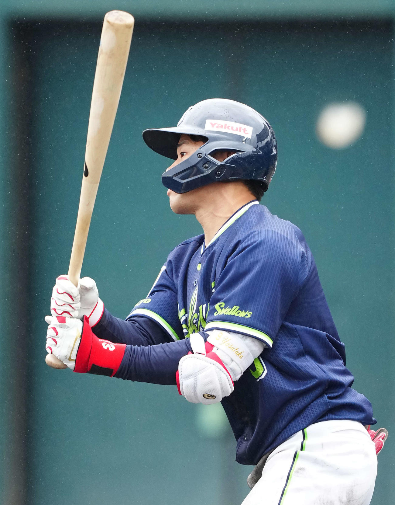 楽天対ヤクルト　5回表ヤクルト1死、中前打を放つ塩見（撮影・江口和貴）