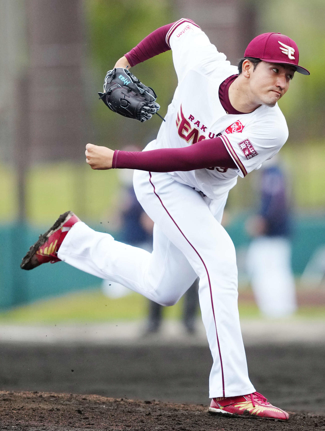 楽天対ヤクルト　楽天4番手の弓削（撮影・江口和貴）