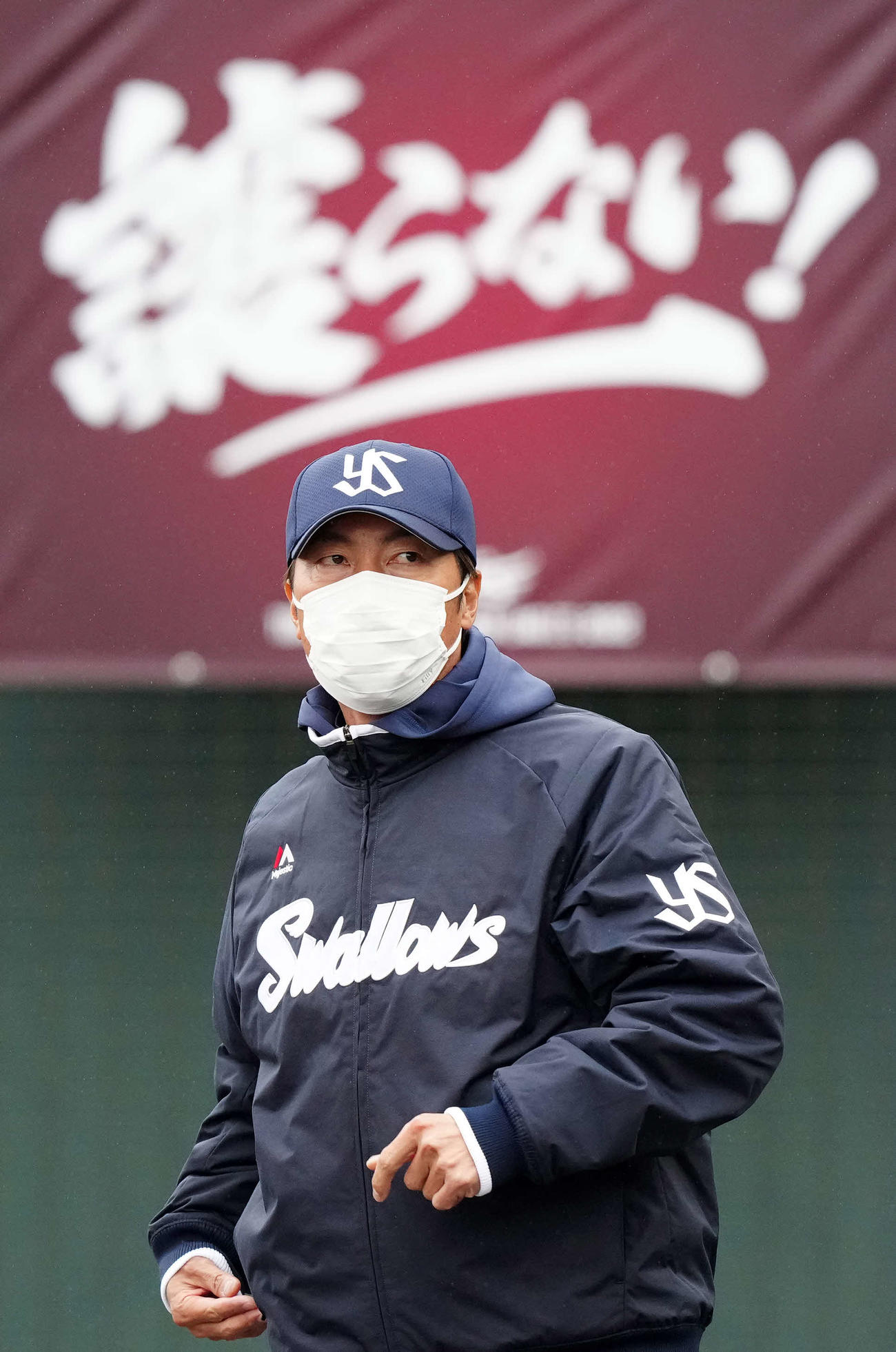 楽天対ヤクルト　3回裏開始前、選手交代を告げたヤクルト高津監督（撮影・江口和貴）