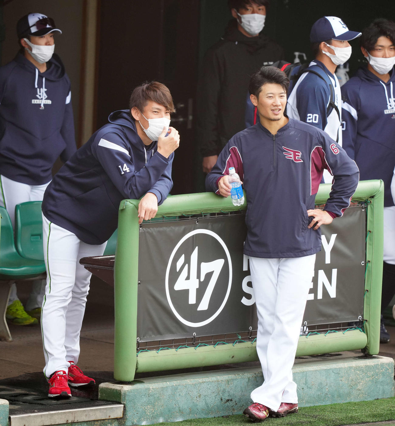 練習試合前、言葉をかわす楽天西川（手前右）とヤクルト高梨（撮影・江口和貴）