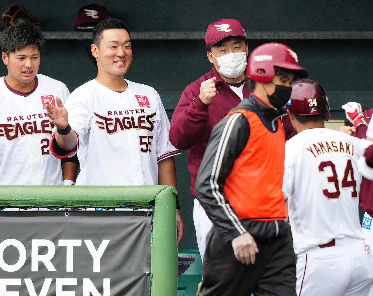 楽天対ヤクルト　1回裏楽天無死、先頭打者本塁打を放った山崎（右端）を迎える石井GM兼監督（中央）ら（撮影・江口和貴）