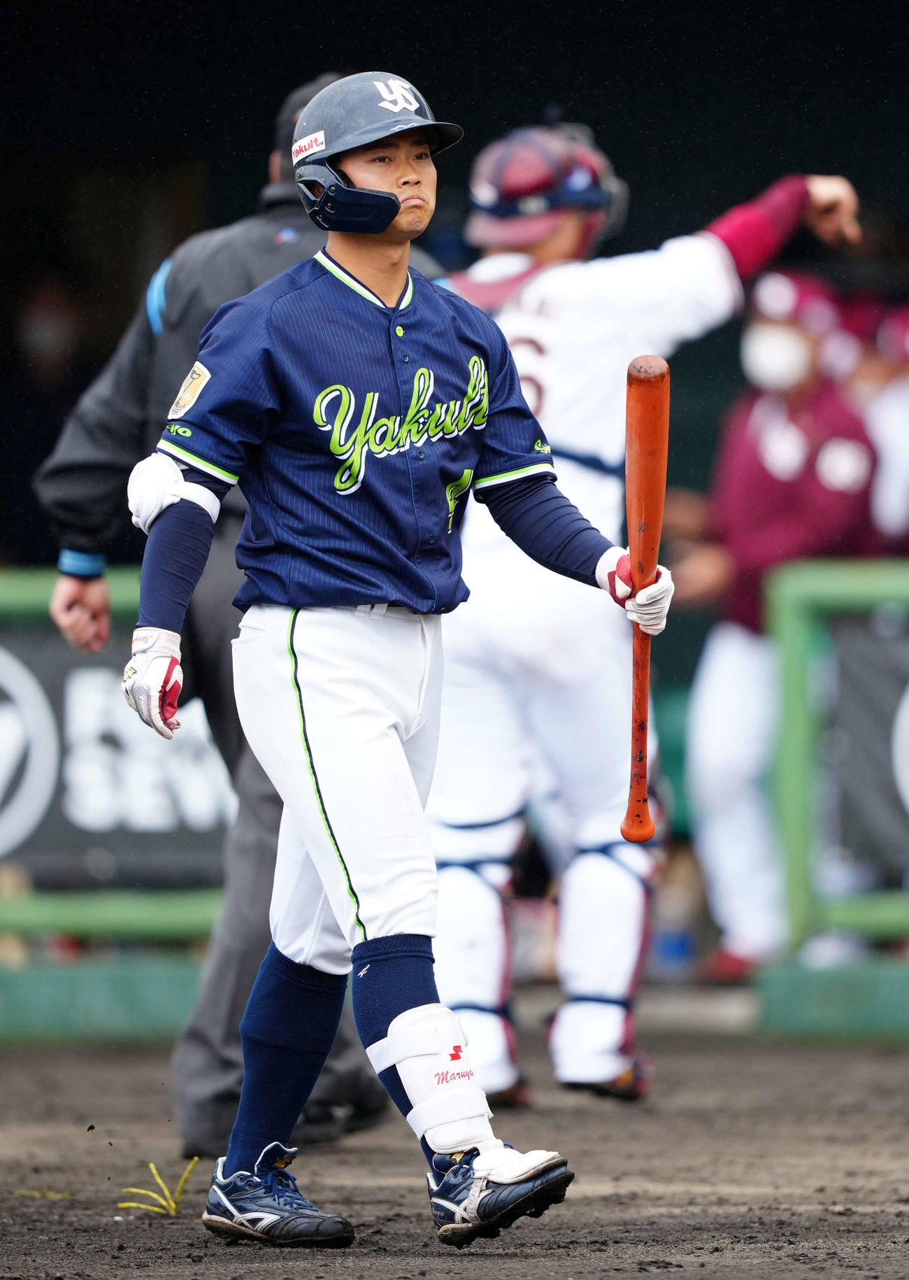 楽天対ヤクルト　2回表ヤクルト2死一塁、見逃しの三振に倒れベンチに引き揚げる丸山和（撮影・江口和貴）