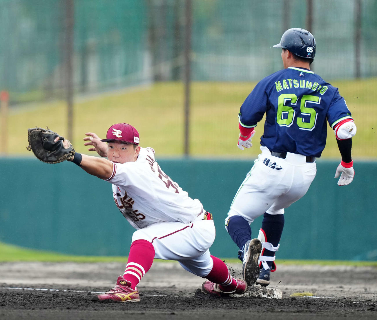 楽天対ヤクルト　3回表ヤクルト2死三塁、三ゴロとなった松本友（右）の球を捕球する一塁手安田（撮影・江口和貴）