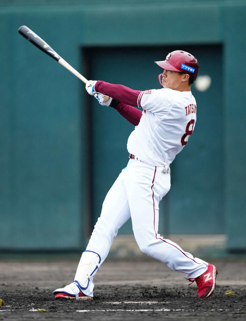 楽天対ヤクルト　3回裏楽天無死満塁、右中間に満塁本塁打を放つ辰己（撮影・江口和貴）