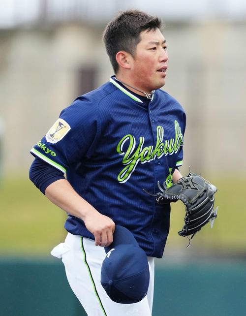 楽天対ヤクルト　5回裏終了後、ベンチに引き揚げるヤクルト3番手の大西（撮影・江口和貴）