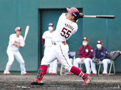 楽天対ヤクルト　7回裏楽天2死二塁、中越え2点本塁打を放つ安田（撮影・江口和貴）