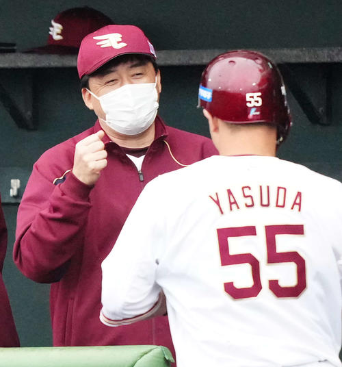 楽天対ヤクルト　7回裏楽天2死二塁、2点本塁打を放った安田（右）を迎える石井GM兼監督（撮影・江口和貴）