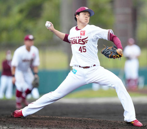 楽天対ヤクルト　楽天5番手の松井友（撮影・江口和貴）