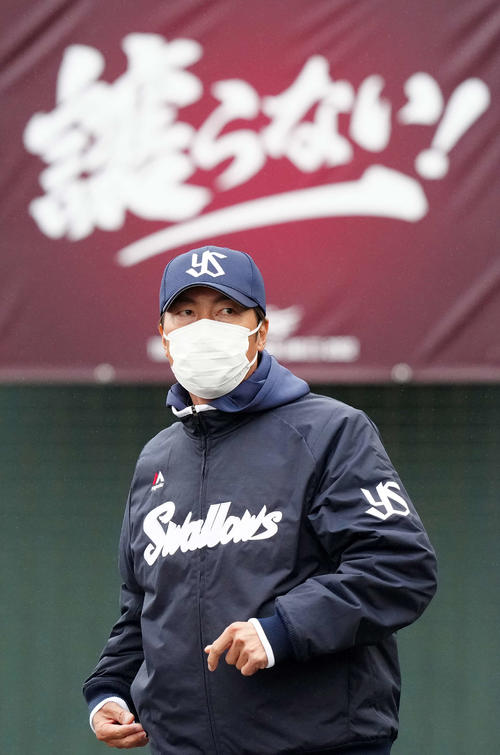 楽天対ヤクルト　3回裏開始前、選手交代を告げたヤクルト高津監督（撮影・江口和貴）
