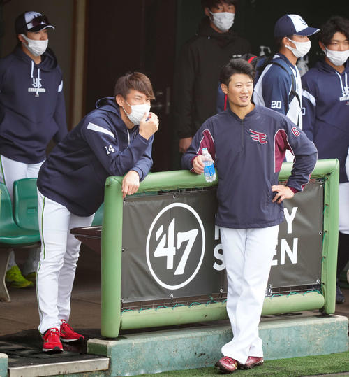練習試合前、言葉をかわす楽天西川（手前右）とヤクルト高梨（撮影・江口和貴）