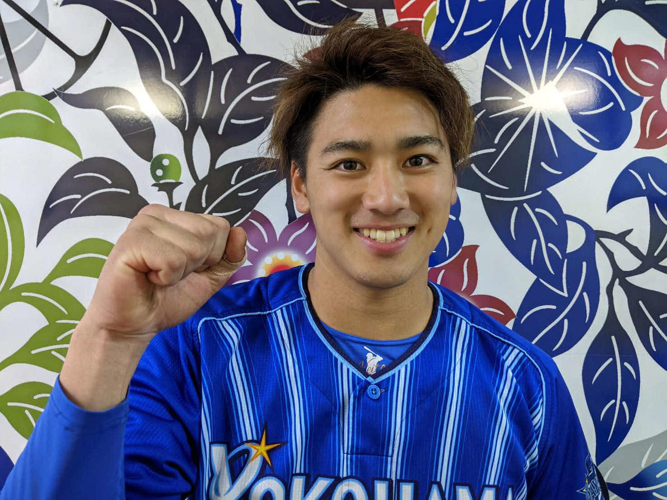 DeNA佐野キャプテンからコラムの代打指名を受けたDeNA森（撮影・久保賢吾）