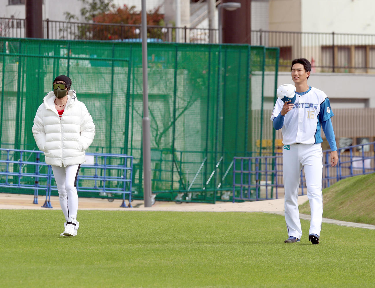 日本ハム新庄監督（左）にあいさつする達（撮影・佐藤翔太）