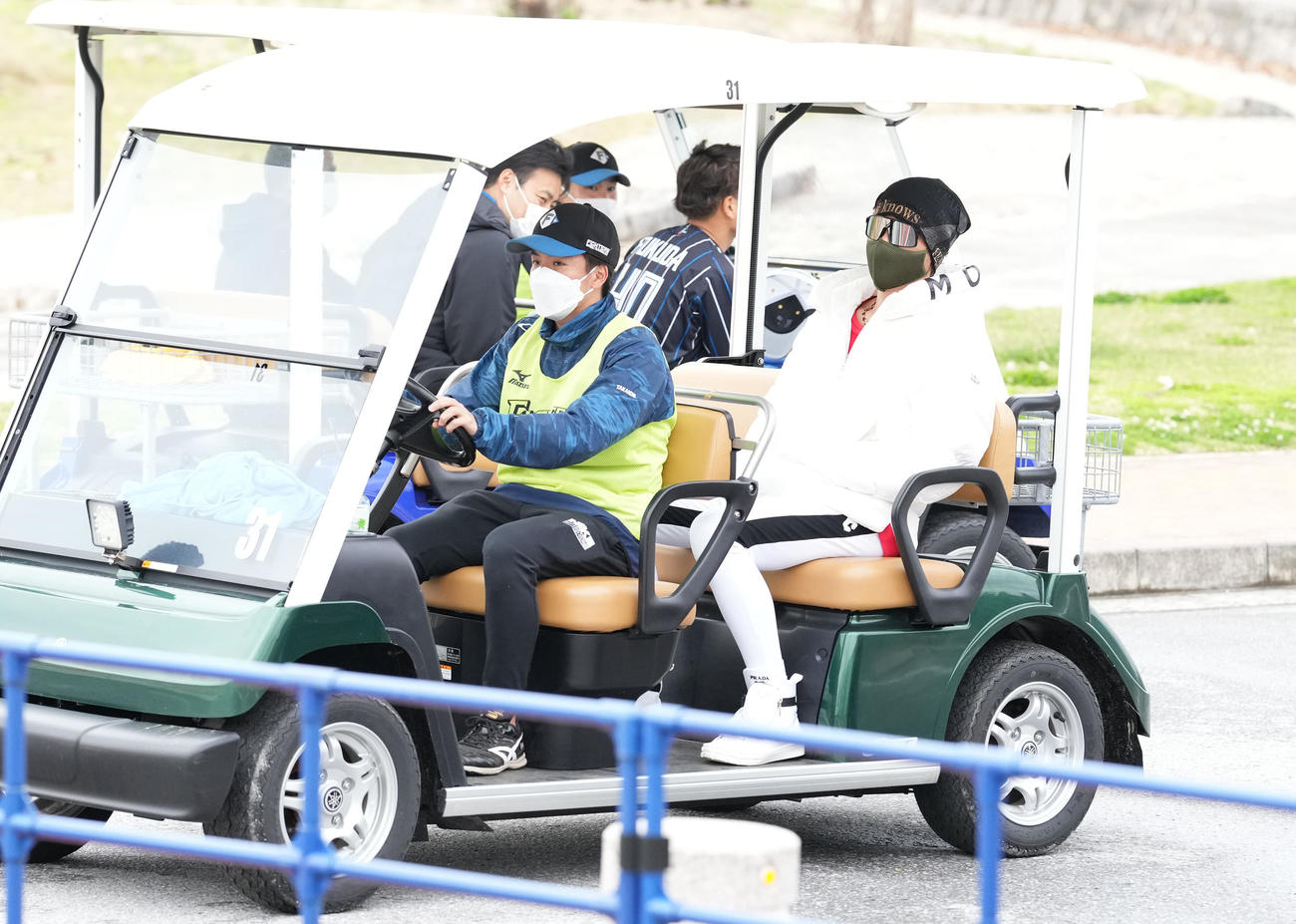 カートに乗って移動する日本ハム新庄監督（右）（撮影・鈴木みどり）