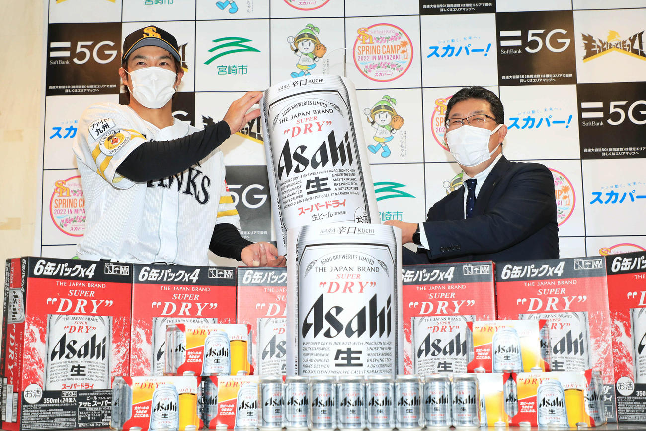 アサヒビール株式会社より、ビールを贈呈される柳田悠岐（C）SoftBank HAWKS