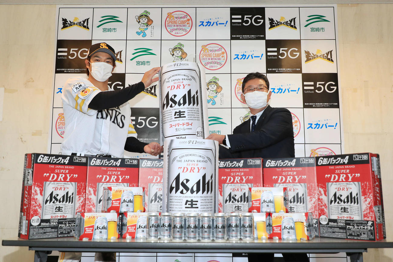 アサヒビール株式会社より、ビールを贈呈される柳田悠岐（C）SoftBank HAWKS