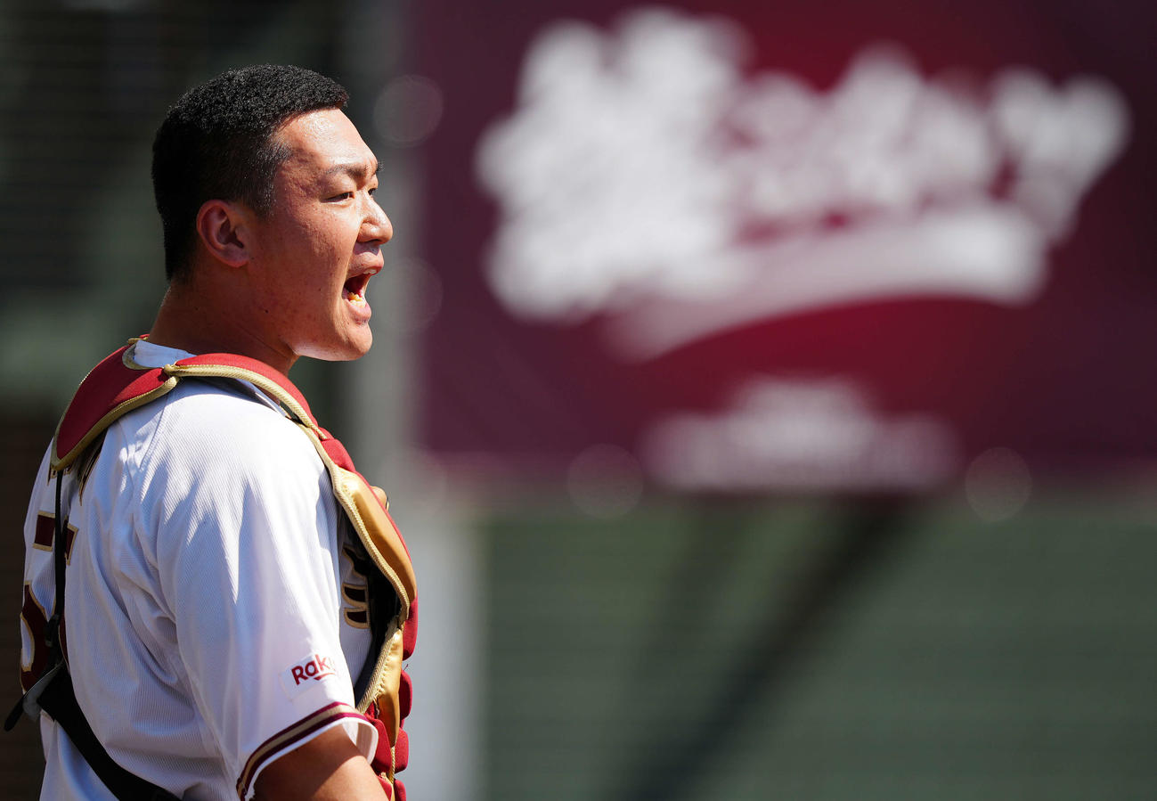 15日、試合前のノックで声を出す楽天安田悠馬