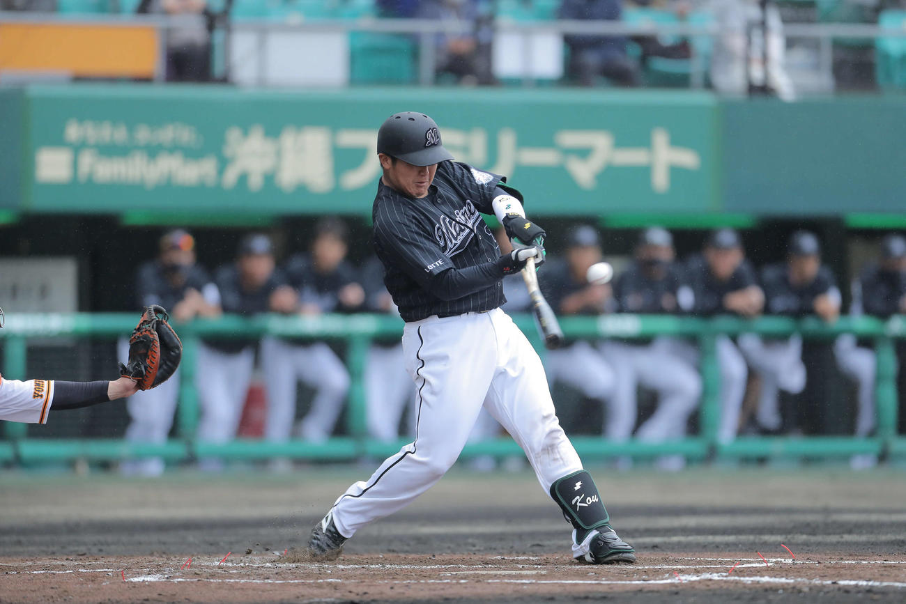 巨人対ロッテ　2回表ロッテ1死一塁、右前打を放つロッテ松川（撮影・河田真司）