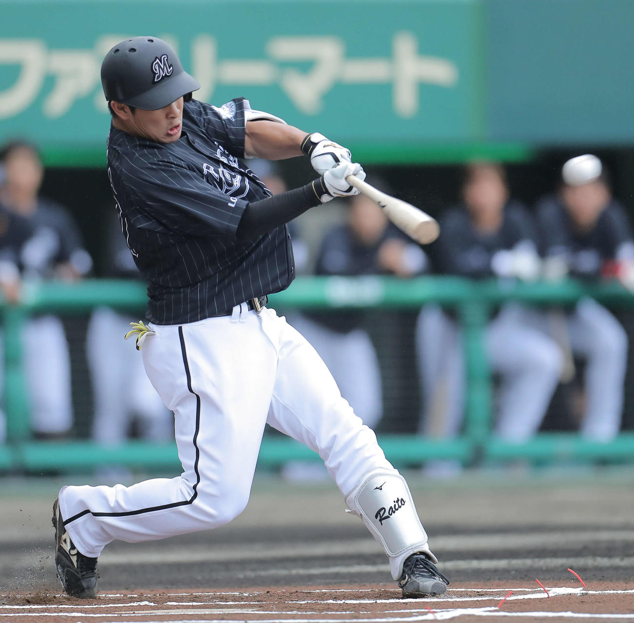 巨人対ロッテ　1回表ロッテ無死、左中間に安打を放つロッテ池田（撮影・河田真司）