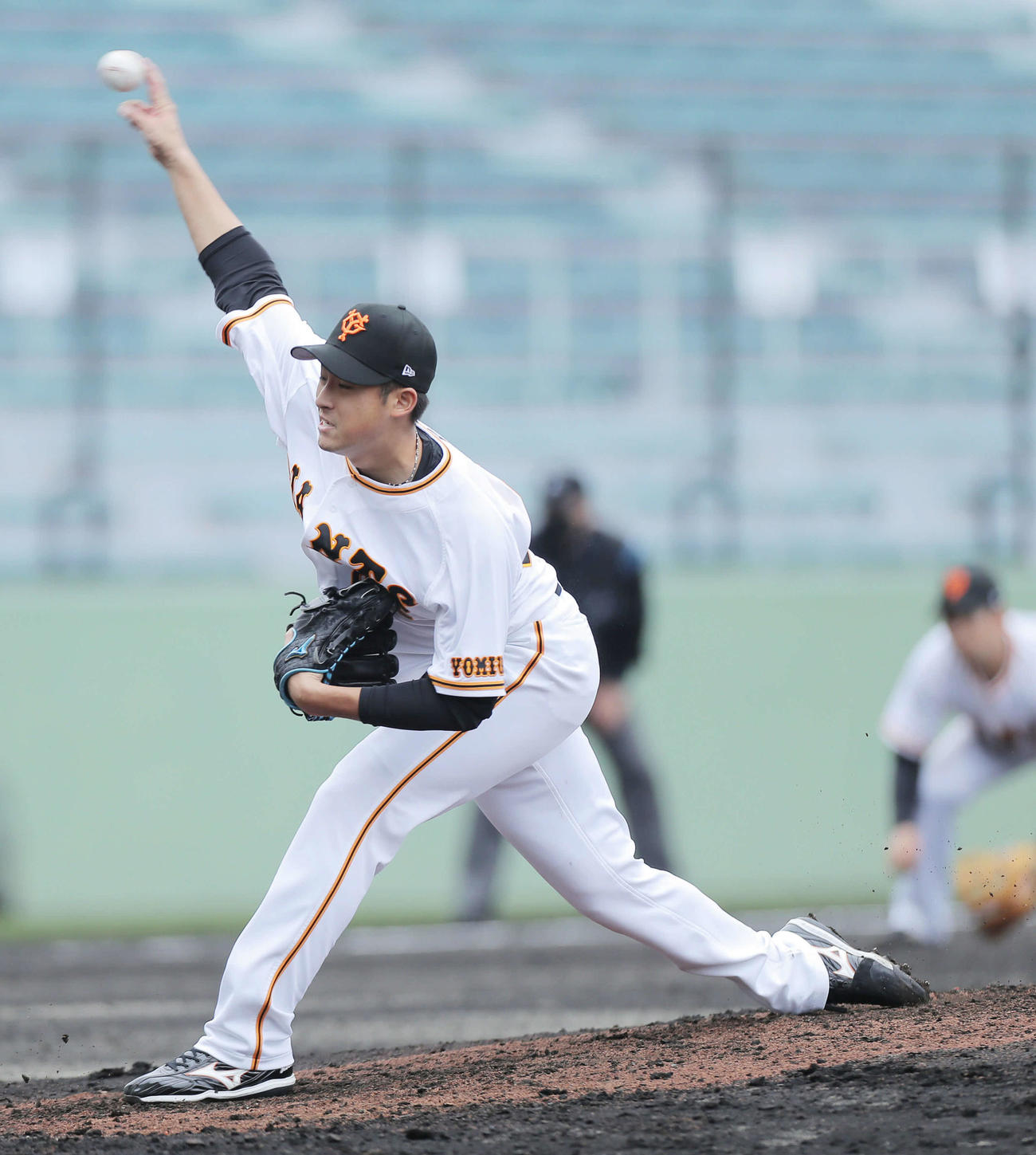 巨人対ロッテ　5回表、巨人3番手で登板する堀田（撮影・河田真司）