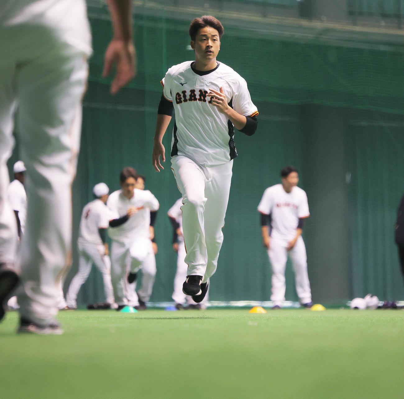 ウオーミングアップする巨人堀田（撮影・河田真司）