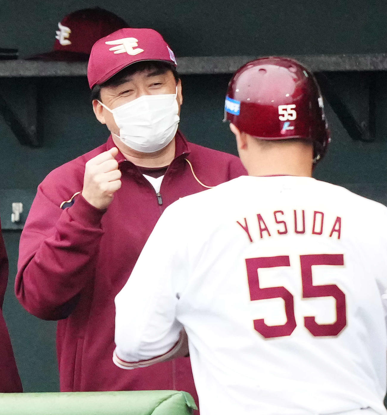 楽天対ヤクルト　7回裏楽天2死二塁、2点本塁打を放った安田（右）を迎える石井GM兼監督（撮影・江口和貴）