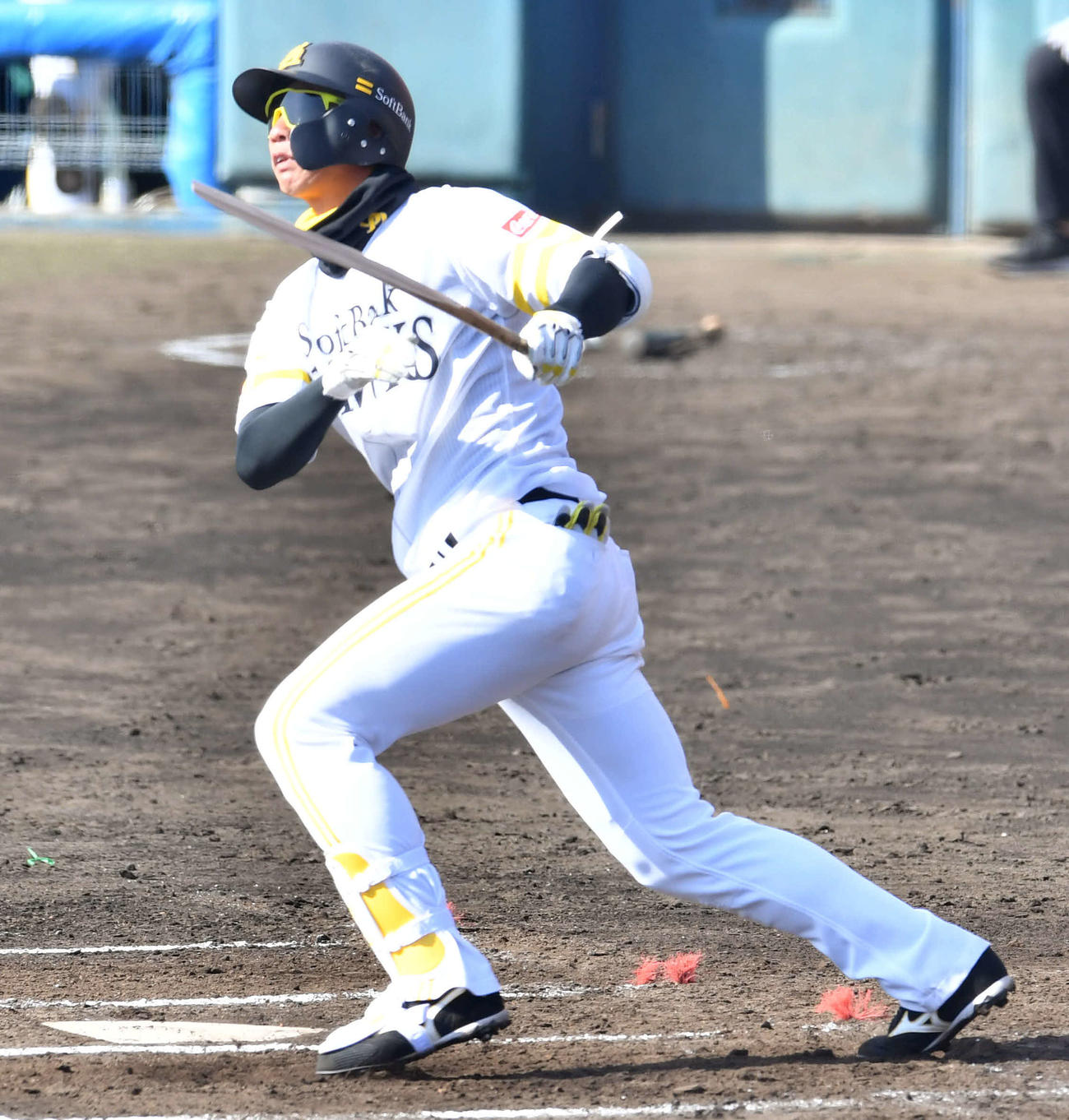紅白戦　5回裏白組1死、真砂は左前安打を放つ（撮影・岩下翔太）