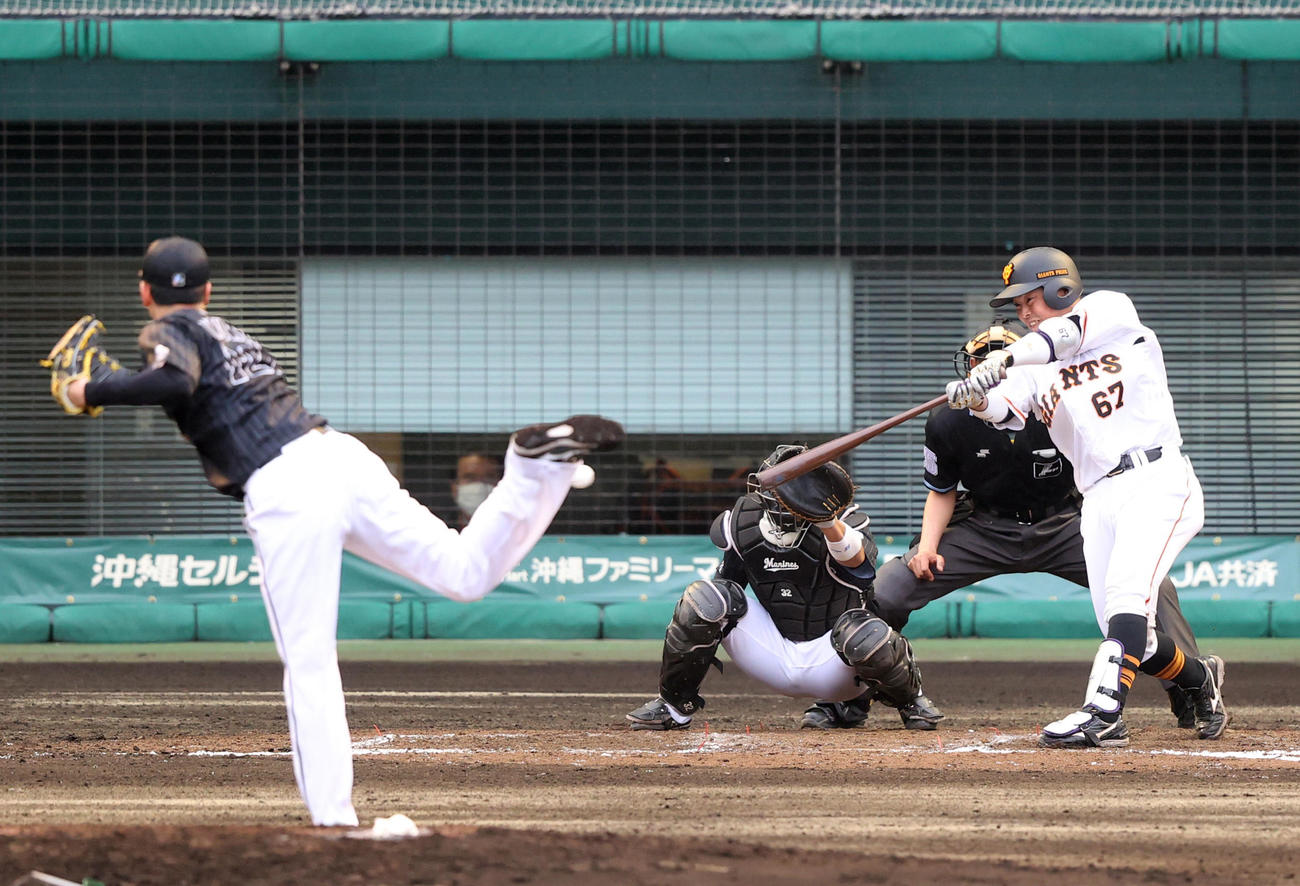巨人対ロッテ　8回裏巨人2死三塁、適時打を放つ山瀬。投手小沼（撮影・狩俣裕三）