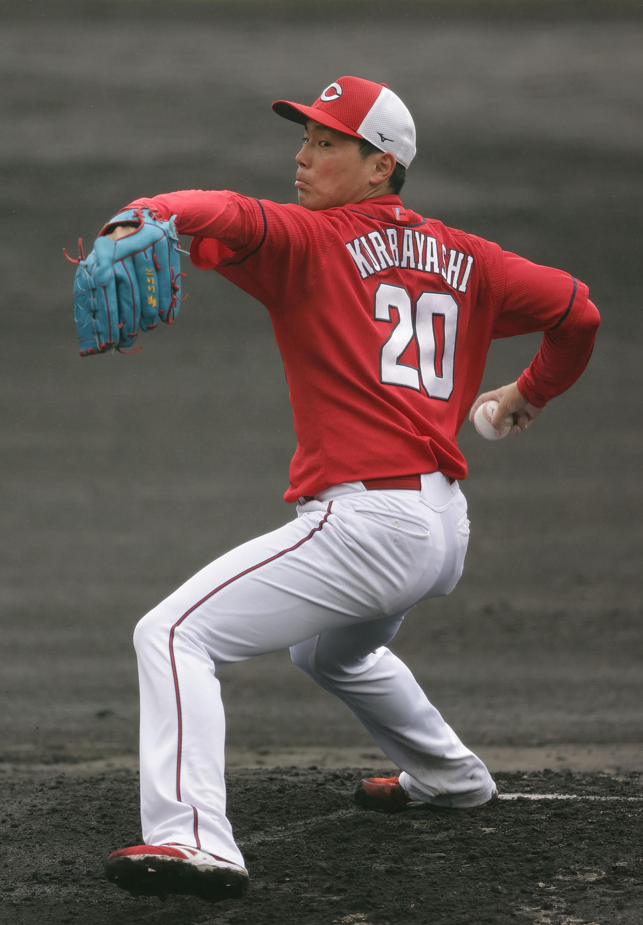シート打撃に登板する広島栗林（撮影・前田充）