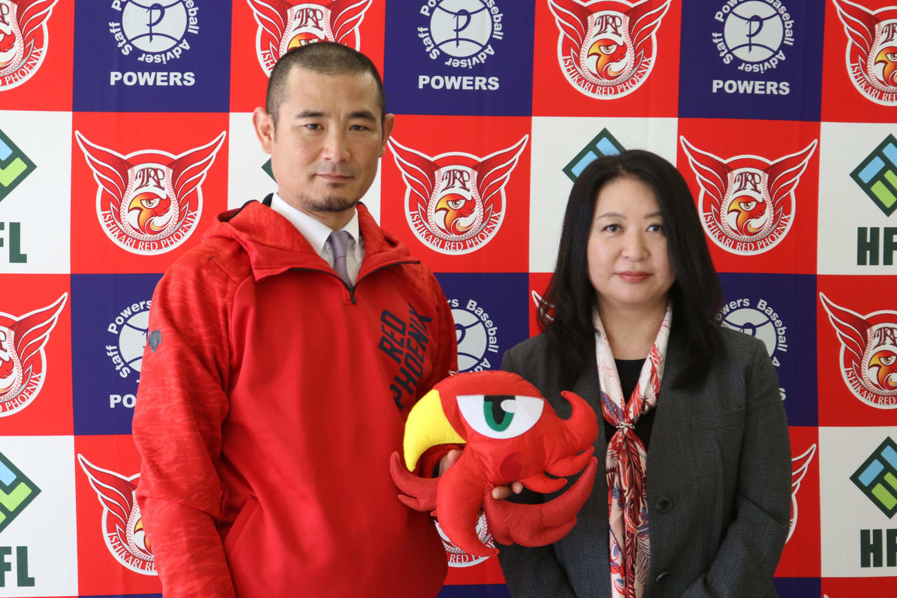 石狩レッドフェニックスの初代監督に就任した坪井氏（左）と老田球団代表（撮影・小林憲治）