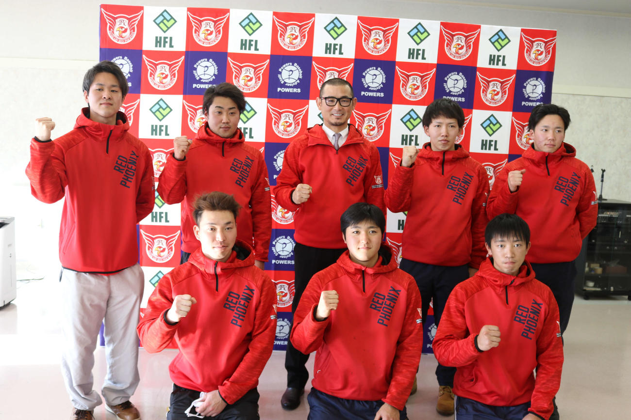石狩レッドフェニックスの選手と記念撮影に応じる坪井新監督（撮影・小林憲治）
