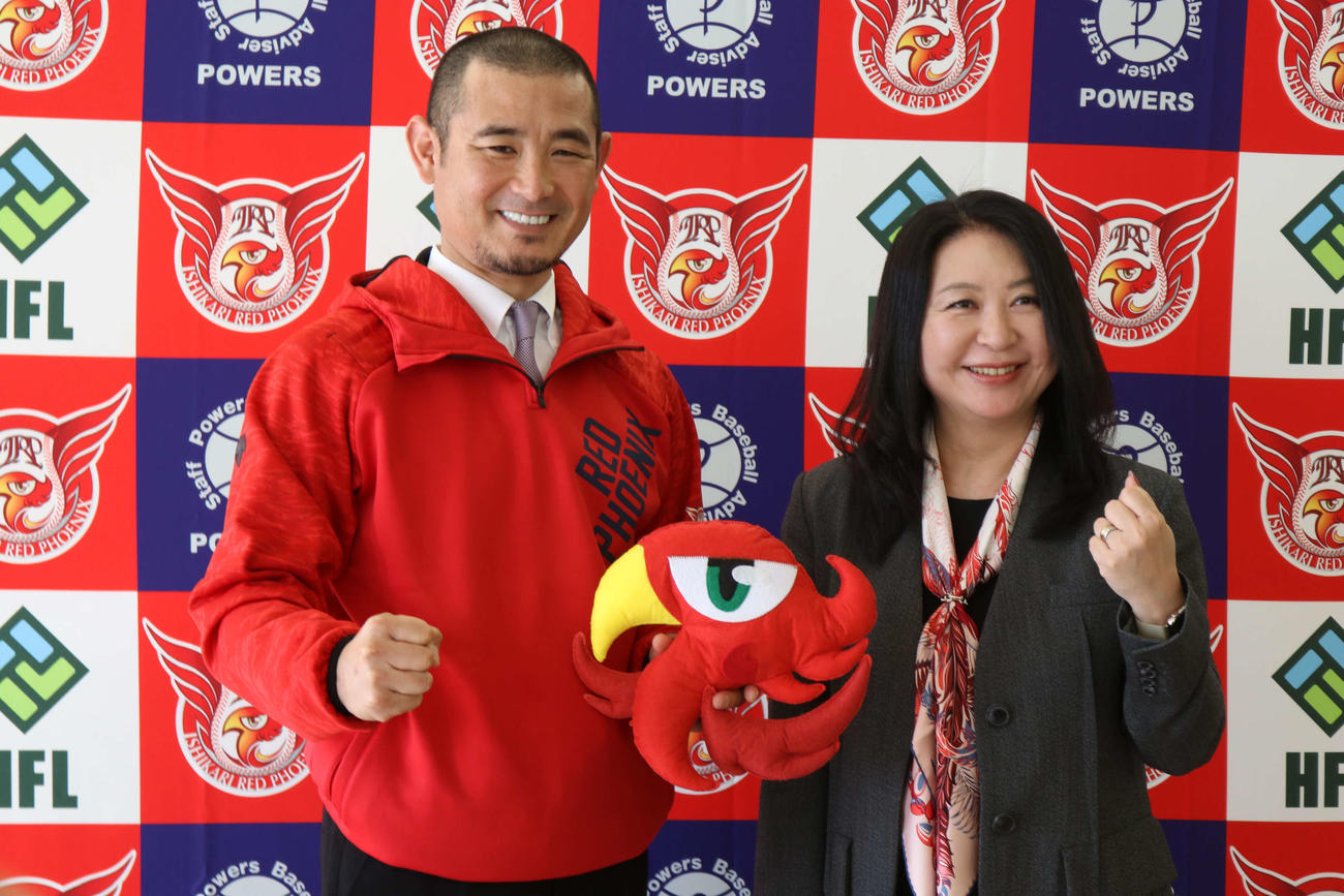石狩レッドフェニックスの初代監督に就任した坪井（左）と老田球団代表（撮影・小林憲治）