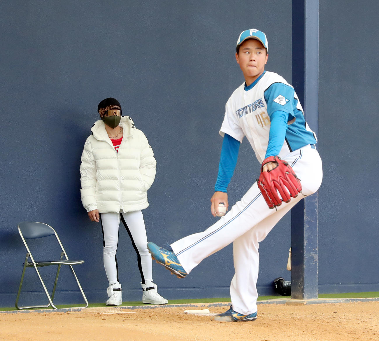 ブルペンで日本ハム畔柳（右手前）の投球を見つめる新庄監督（撮影・佐藤翔太）