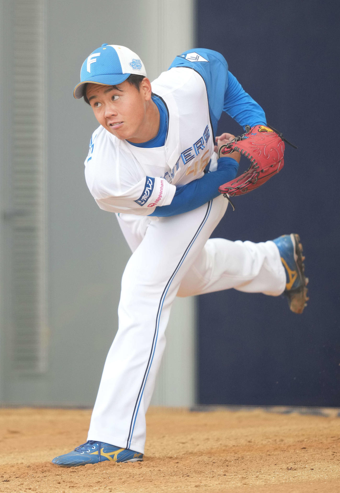 ブルペンで投球する日本ハム畔柳（撮影・鈴木みどり）