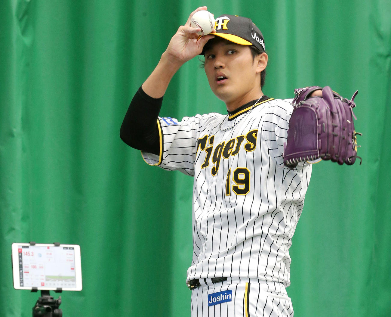 ブルペンで投球する藤浪（撮影・上山淳一）