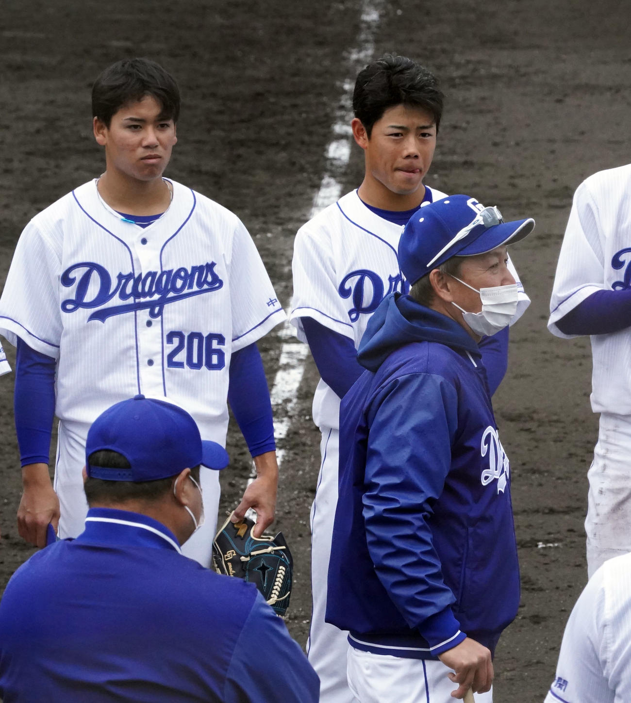 ケース打撃練習後、立浪監督の話を聞く松木平（奥・左）（撮影・森本幸一）