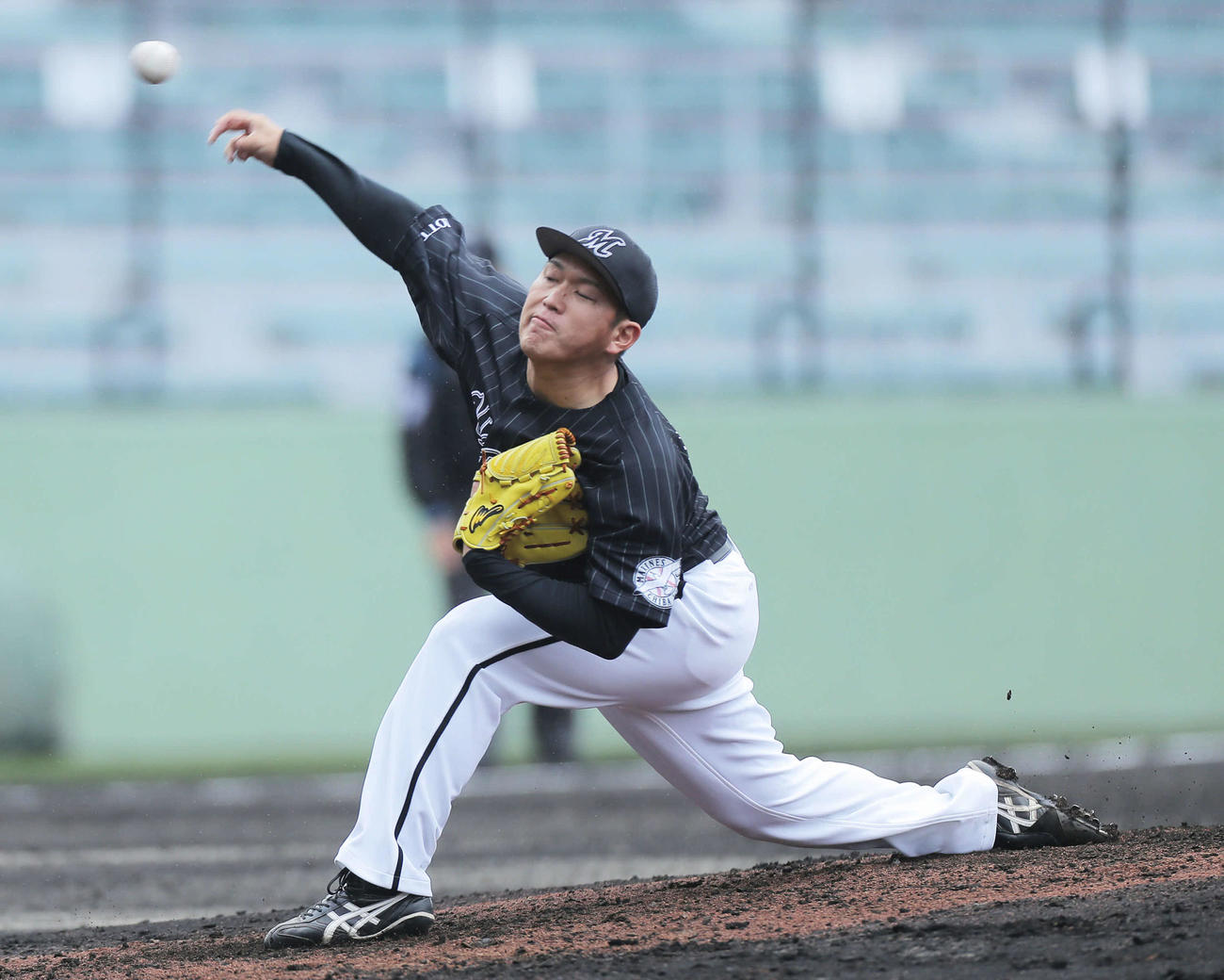 巨人対ロッテ　4回裏、ロッテ3番手で登板する広畑（撮影・河田真司）