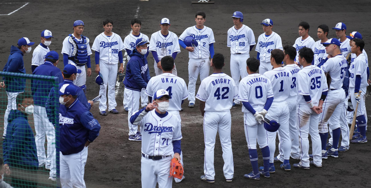 ケース打撃練習終了後、ナインを集め話をする立浪監督（撮影・森本幸一）