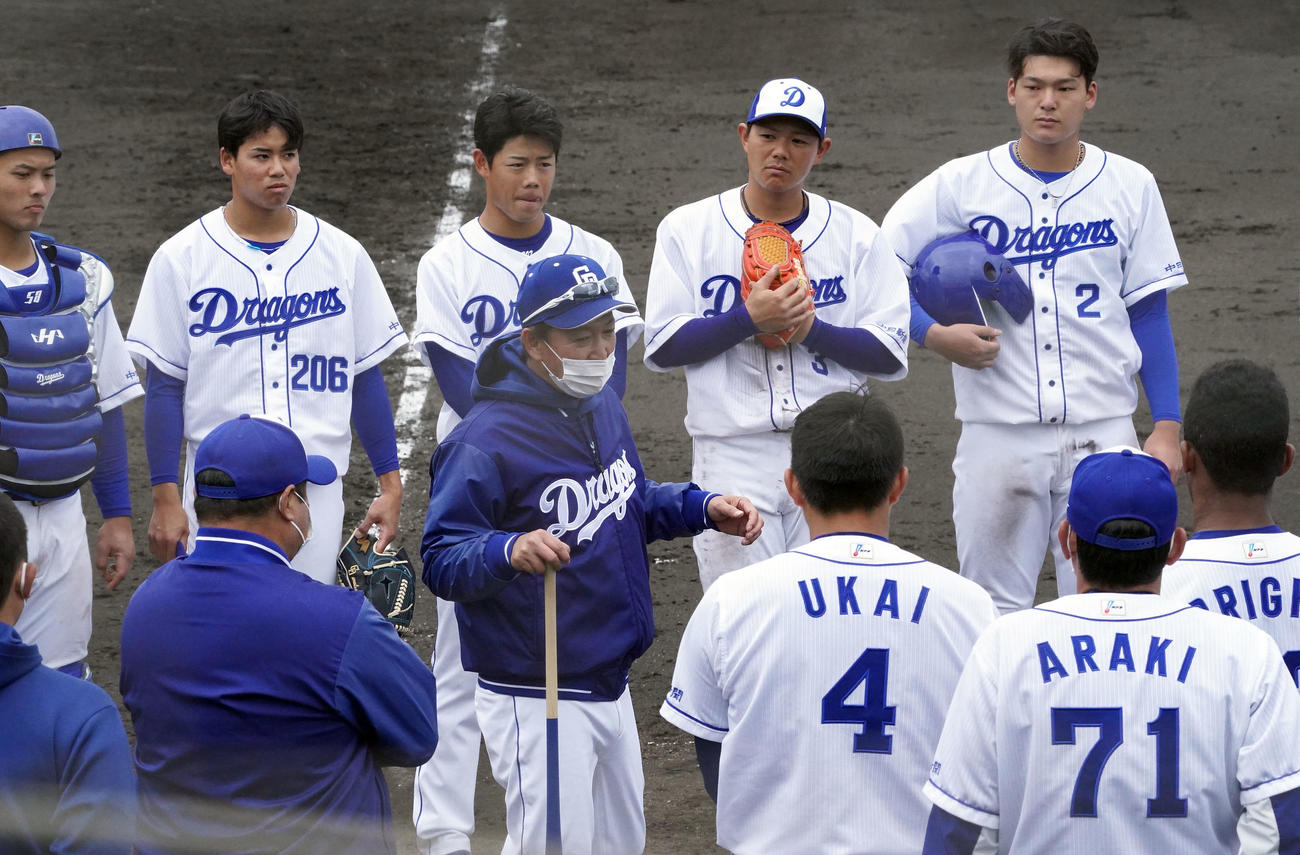 ケース打撃練習終了後、ナインを集め話をする立浪監督（撮影・森本幸一）