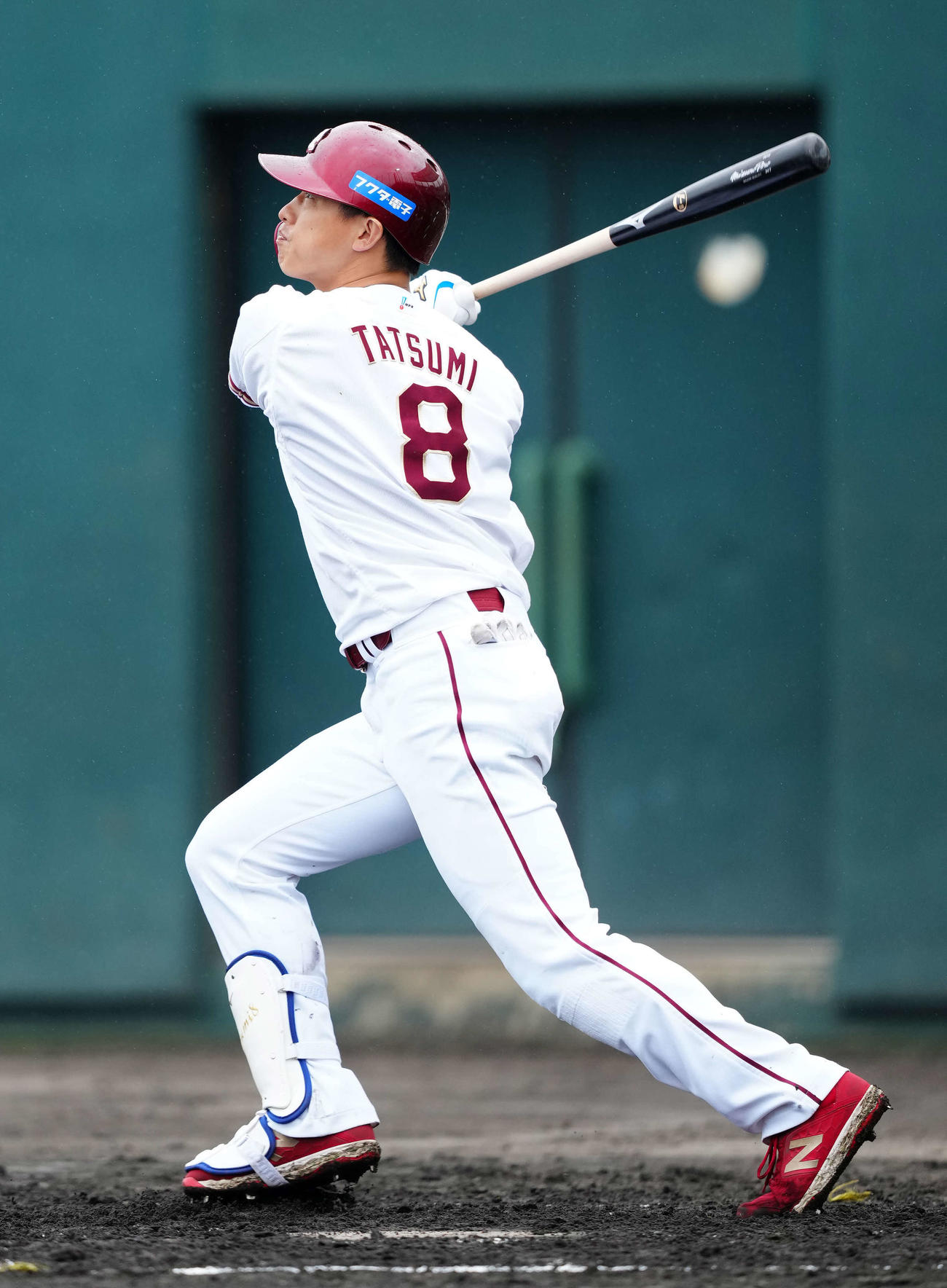 楽天対ヤクルト　3回裏楽天無死満塁、右中間に満塁本塁打を放つ辰己（撮影・江口和貴）